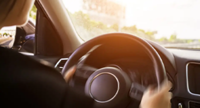 علت لرزش فرمان خودرو چیست؟ بررسی فنی و راه حل‌ها